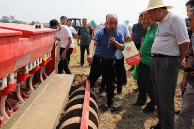宽幅播种新技术 擘画小麦高质量发展丰收图 --陕西省宝鸡市召开小麦播种质量提升演示暨培训会